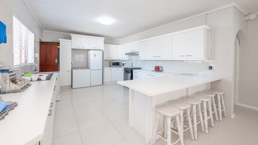 To Let 5 Bedroom Property for Rent in Struisbaai Western Cape